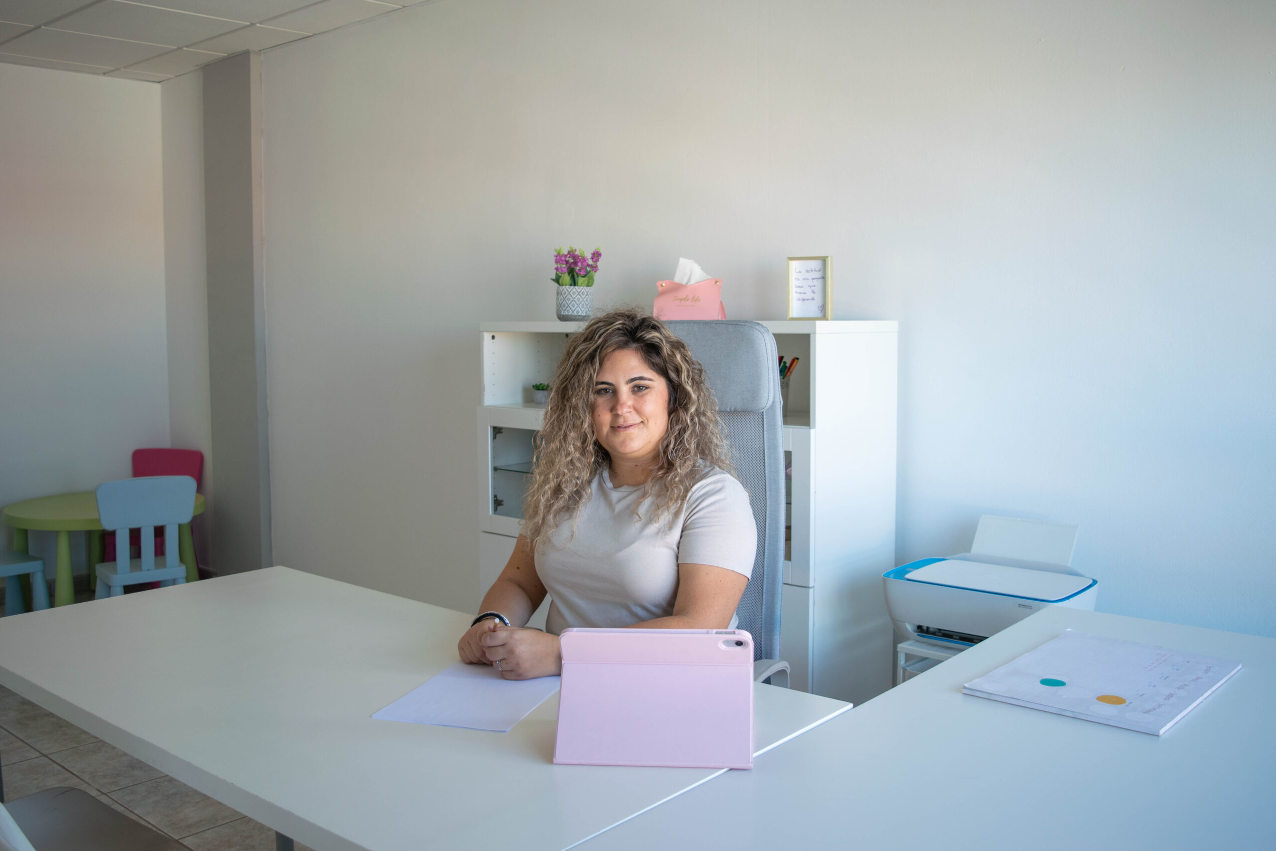 Psicólogo sentado en un escritorio, listo para escucharte y ofrecer asesoramiento