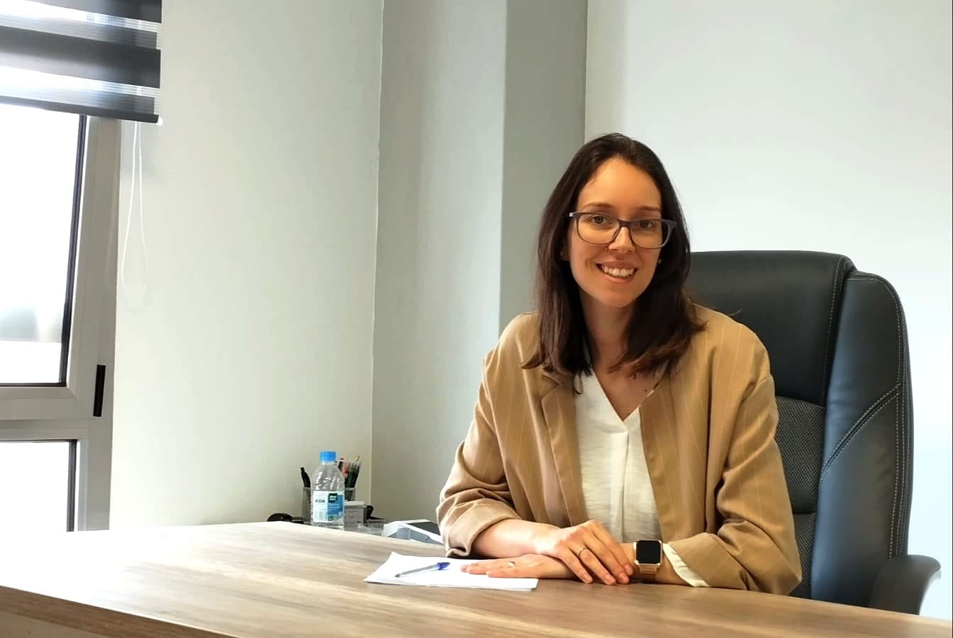Psicólogo sentado en un escritorio, listo para escucharte y ofrecer asesoramiento